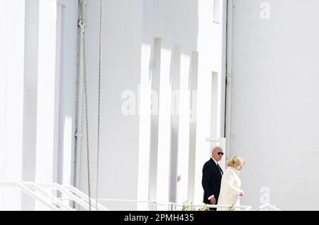 LE président AMÉRICAIN Joe Biden marche avec Sabina Higgins à Aras an Uachtarain, à Phoenix Park, Dublin, le troisième jour de sa visite sur l'île d'Irlande. Date de la photo: Mercredi 12 avril 2023. Banque D'Images