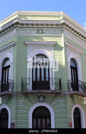 MERIDA, MEXIQUE - 28 OCTOBRE 2016 détail de bâtiments traditionnels peints en vert dans le centre-ville Banque D'Images