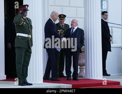 LE président AMÉRICAIN Joe Biden et le président irlandais Michael D Higgins se préparent à quitter Aras an Uachtarain, à Phoenix Park, Dublin, le troisième jour de sa visite sur l'île d'Irlande. Date de la photo: Mercredi 12 avril 2023. Banque D'Images