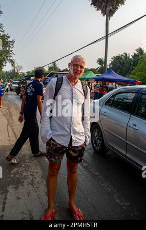 Plage de 13 avril 2023-Thung Wua Laen - région de Chumphon : les foules célèbrent Songkran, nouvel an thaïlandais, en barbotant les uns les autres avec de l'eau colorée ou en peignant e Banque D'Images