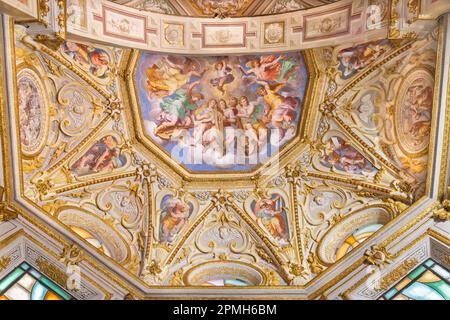 GENOVA, ITALIE - 6 MARS 2023: Le plafond de la fresque du chœur des anges avec les instruments de musique et les prophètes dans l'église Chiesa di Santa Caterina. Banque D'Images