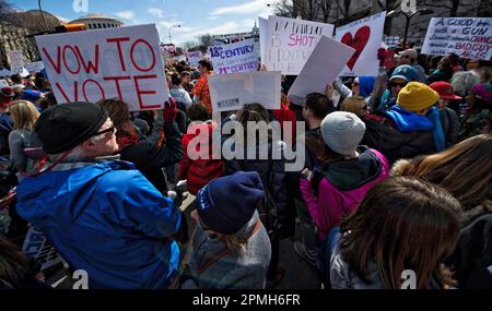 ETATS-UNIS: 24 mars 2018: Les manifestants tiennent des signes pendant la marche pour nos vies rassemblement sur 24 mars 2018 à Washington, D.C. Des centaines de milliers Banque D'Images