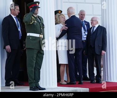 RENVOI DE LA DATE DE CORRECTION. LA LÉGENDE CORRECTE DOIT SE LIRE CI-DESSOUS. LE président AMÉRICAIN Joe Biden avec le président irlandais Michael D Higgins et sa femme Sabina alors qu'il se prépare à quitter Aras an Uachtarain, à Phoenix Park, Dublin, le troisième jour de sa visite sur l'île d'Irlande. Date de la photo: Jeudi 13 avril 2023. Banque D'Images