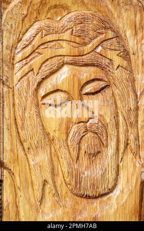 Une gravure en bois représentant le visage de Jésus-Christ au monastère de Dumbrava, Roumanie. Banque D'Images