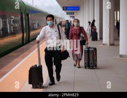 (230413) -- BOTEN, 13 avril 2023 (Xinhua) -- les passagers se préparent à monter à bord du premier train transfrontalier de voyageurs de Kunming, dans la province du Yunnan, dans le sud-ouest de la Chine, à Vientiane, capitale du Laos, à la gare Boten du chemin de fer Chine-laos à Luang Namtha, au Laos, sur 13 avril 2023. Le chemin de fer Chine-Laos a lancé jeudi des services transfrontaliers de passagers, une initiative qui devrait stimuler la connectivité régionale. (Xinhua/Xing Guangli) Banque D'Images