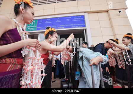 (230413) -- BOTEN, 13 avril 2023 (Xinhua) -- des membres du personnel lao accueillent les passagers qui prennent le premier train transfrontalier de voyageurs de Kunming, dans la province du Yunnan, dans le sud-ouest de la Chine, à Vientiane, capitale du Laos, à la gare Boten du chemin de fer Chine-laos à Luang Namtha, au Laos, sur 13 avril 2023. Le chemin de fer Chine-Laos a lancé jeudi des services transfrontaliers de passagers, une initiative qui devrait stimuler la connectivité régionale. (Xinhua/Xing Guangli) Banque D'Images