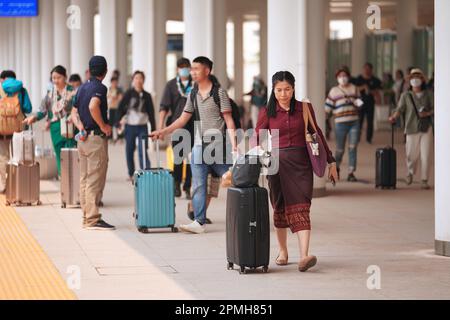 (230413) -- BOTEN, 13 avril 2023 (Xinhua) -- les passagers se préparent à monter à bord du premier train transfrontalier de voyageurs de Kunming, dans la province du Yunnan, dans le sud-ouest de la Chine, à Vientiane, capitale du Laos, à la gare Boten du chemin de fer Chine-laos à Luang Namtha, au Laos, sur 13 avril 2023. Le chemin de fer Chine-Laos a lancé jeudi des services transfrontaliers de passagers, une initiative qui devrait stimuler la connectivité régionale. (Xinhua/Xing Guangli) Banque D'Images