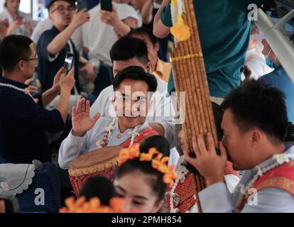 (230413) -- BOTEN, 13 avril 2023 (Xinhua) -- des membres du personnel lao effectuent leurs tâches au premier train transfrontalier de voyageurs de Kunming, dans la province du Yunnan, dans le sud-ouest de la Chine, à Vientiane, capitale du Laos, sur 13 avril 2023. Le chemin de fer Chine-Laos a lancé jeudi des services transfrontaliers de passagers, une initiative qui devrait stimuler la connectivité régionale. (Xinhua/Xing Guangli) Banque D'Images