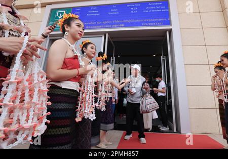 (230413) -- BOTEN, 13 avril 2023 (Xinhua) -- des membres du personnel lao accueillent les passagers qui prennent le premier train transfrontalier de voyageurs de Kunming, dans la province du Yunnan, dans le sud-ouest de la Chine, à Vientiane, capitale du Laos, à la gare Boten du chemin de fer Chine-laos à Luang Namtha, au Laos, sur 13 avril 2023. Le chemin de fer Chine-Laos a lancé jeudi des services transfrontaliers de passagers, une initiative qui devrait stimuler la connectivité régionale. (Xinhua/Xing Guangli) Banque D'Images