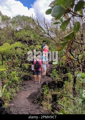 Parc national du volcan Arenal, Costa Rica - les gens font de la randonnée sur le volcan Arenal dans la zone du flux de lave de 1968. Banque D'Images