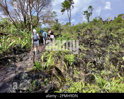Parc national du volcan Arenal, Costa Rica - les gens font de la randonnée sur le volcan Arenal dans la zone du flux de lave de 1968. Banque D'Images