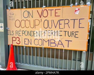 Paris, France, détail, signe français, grève étudiante, bâtiment occupation Université de Paris, Nouvelle Sorbonne, législation sur les retraites et manifestations en France, opinions opposées Banque D'Images