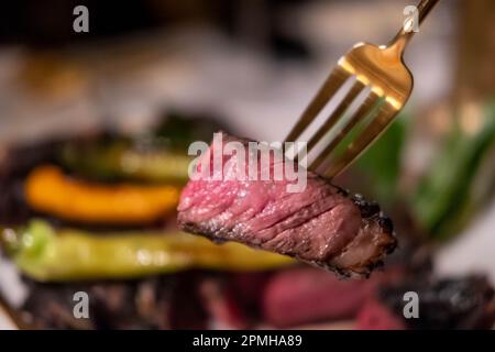 La carne asada, un rôti de bœuf grillé et émincé servi sur une assiette avec des oignons toreado. C'est un plat mexicain. Banque D'Images