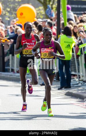 Edna Kiplagat et Florence Kiplagat participent au Marathon de Londres 2014, en passant par Tower Hill près de la Tour de Londres, au Royaume-Uni. Athlètes Banque D'Images