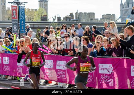 Edna Kiplagat et Florence Kiplagat participent au Marathon de Londres 2014, en passant par Tower Hill près du monument de la Tour de Londres, Royaume-Uni Banque D'Images