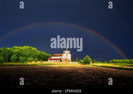 Église romane de Dompeter avec arc-en-ciel, Alsace, France Banque D'Images