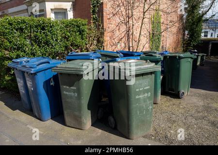 Un groupe de déchets verts généraux et de bacs de recyclage bleus dans un coin de rue à Newcastle upon Tyne, Royaume-Uni. Banque D'Images