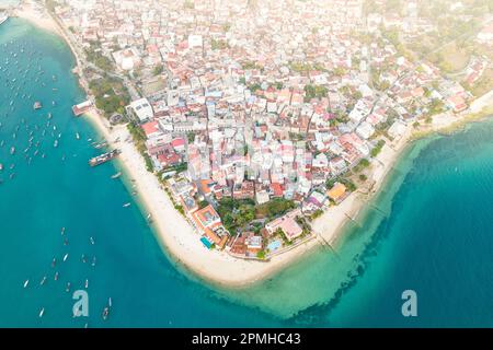 Coucher de soleil sur Stone Town et front de mer, vue aérienne, Zanzibar, Tanzanie, Afrique de l'est, Afrique Banque D'Images