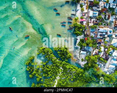 Vue aérienne des bateaux de pêche amarrés dans le lagon exotique, Mkokotoni, Zanzibar, Tanzanie, Afrique de l'est, Afrique Banque D'Images