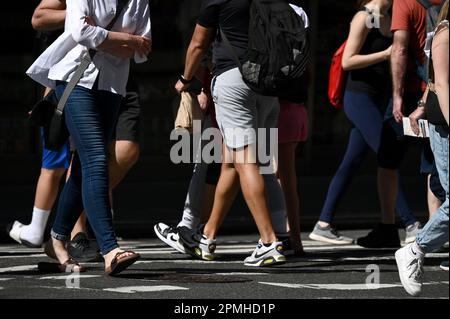 New York, États-Unis. 13th avril 2023. Les gens portant des shorts et des t-shirts dans Times Square pendant un temps anormalement chaud, New York, NY, 13 avril 2023. On s'attend à ce que les températures estivales atteignent 90 degrés dans la ville de New York, ce qui devrait battre les records précédents pour le mois d'avril. (Photo par Anthony Behar/Sipa USA) crédit: SIPA USA/Alay Live News Banque D'Images