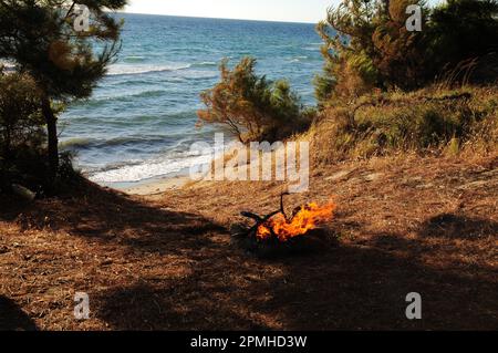 Les campeurs brûlent le feu en Turquie Banque D'Images