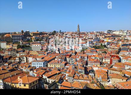 Horizon de la vieille ville de Porto avec l'église et la tour Clerigos. Portugal Banque D'Images