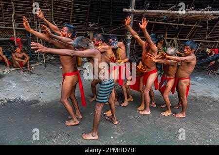 Chamans de la tribu Yanomami pratiquant des méthodes de guérison traditionnelles, sud du Venezuela, Amérique du Sud Banque D'Images