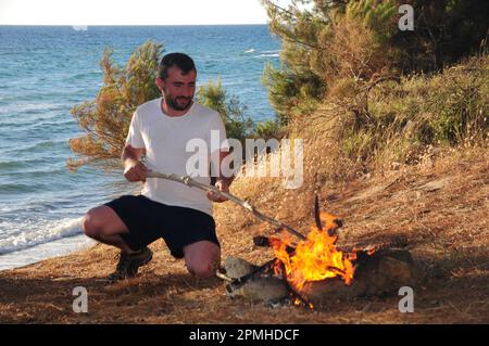 Les campeurs brûlent le feu en Turquie Banque D'Images