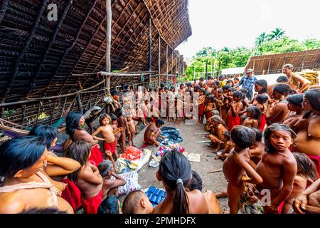 La tribu Yanomami distribue des dons dans leur tribu, dans le sud du Venezuela, en Amérique du Sud Banque D'Images