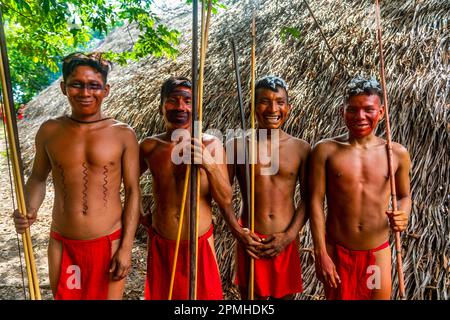 Jeunes hommes de couleur sur leur visage posant avec des arcs et des flèches, la tribu Yanomami, le sud du Venezuela, l'Amérique du Sud Banque D'Images