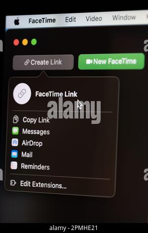 New york, États-Unis - 12 avril 2023 : passer un nouvel appel facetime sur l'écran d'un ordinateur Apple en gros plan Banque D'Images