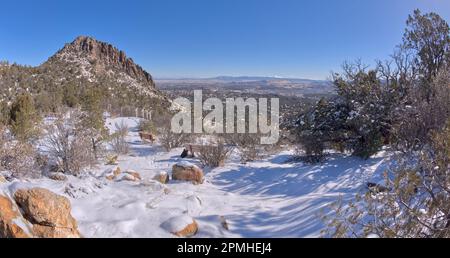 Vue depuis la colline de pique-nique le long du sentier de randonnée pédestre Thumb Butte couvert de neige et de glace d'hiver, la forêt nationale de Prescott, à l'ouest de Prescott, Arizona Banque D'Images