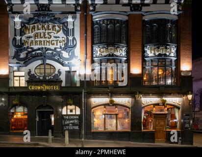 The Crown Hotel and Alehouse at Night, Skelhorne Street, Liverpool, Merseyside, Angleterre, Royaume-Uni, Europe Banque D'Images