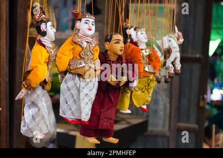 Gros plan de marionnettes birmanes (Yoke the) (marionnettes) accrochées à des cordes sur le marché, Nyaungshwe, lac Inle, État Shan, Myanmar (Birmanie), Asie Banque D'Images