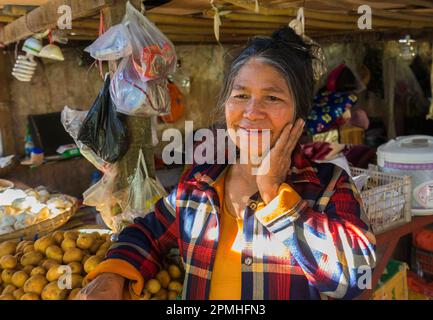 Femme âgée main sur joue et souriante au marché, Hsipaw, Shan State, Myanmar (Birmanie), Asie Banque D'Images