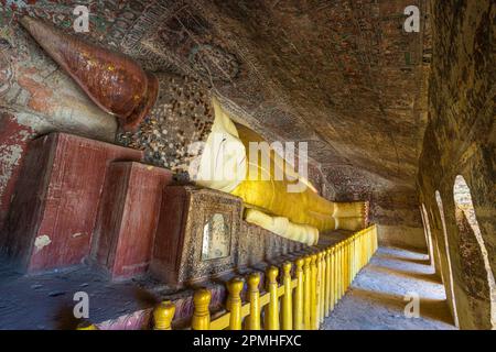 Statue de Bouddha inclinable, HPO Win Daung Caves (Phowintaung Caves), Monywa, Myanmar (Birmanie), Asie Banque D'Images