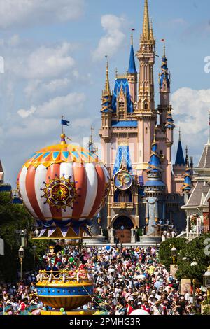 Vue sur main Street vers le château de Cendrillon à Disney World à Orlando, Floride, États-Unis Banque D'Images