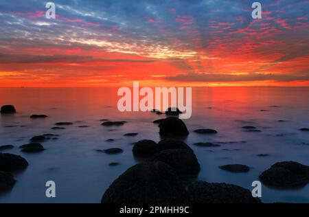 Coucher de soleil au milieu de l'été au-dessus du Wash, de Hunstanton Beach, North Norfolk, Angleterre, Royaume-Uni, Europe Banque D'Images