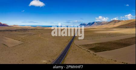 Vue aérienne de la route vers Caleta de Famara, Lanzarote, Las Palmas, îles Canaries, Espagne, Atlantique, Europe Banque D'Images