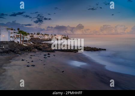 Vue sur le coucher du soleil et la plage de la Peniita, Puerto Carmen, Lanzarote, Las Palmas, îles Canaries, Espagne, Atlantique, Europe Banque D'Images