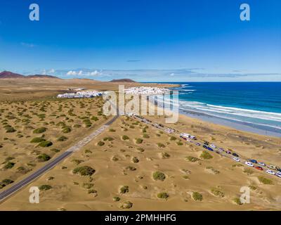 Vue aérienne de la plage de Playa Famara, Caleta de Famara, Lanzarote, Las Palmas, îles Canaries, Espagne, Atlantique, Europe Banque D'Images