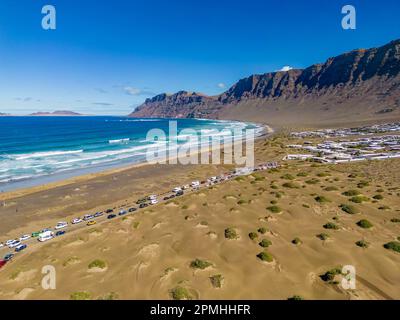 Vue aérienne de la plage de Playa Famara, Caleta de Famara, Lanzarote, Las Palmas, îles Canaries, Espagne, Atlantique, Europe Banque D'Images