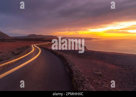 Vue sur les lumières des sentiers et la côte volcanique de Mirador del Rio au coucher du soleil, Lanzarote, Las Palmas, îles Canaries, Espagne, Atlantique, Europe Banque D'Images