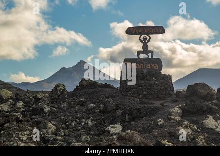 Vue du panneau à l'entrée du parc national de Timanfaya, Lanzarote, Las Palmas, îles Canaries, Espagne, Atlantique, Europe Banque D'Images