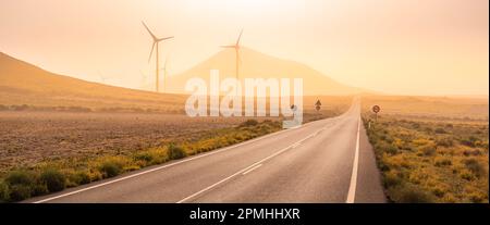 Vue sur les éoliennes et le paysage près de Tinajo, Tinajo, Lanzarote, Las Palmas, îles Canaries, Espagne, Atlantique, Europe Banque D'Images