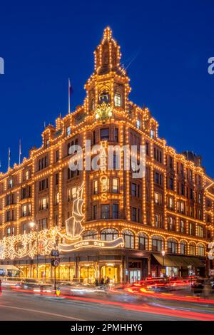 Vue du grand magasin Harrods illuminé au crépuscule, Knightsbridge, Londres, Angleterre, Royaume-Uni, Europe Banque D'Images