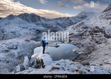 Walker surplombant le mont Snowdon (YR Wyddfa), y Lliwedd et Llyn Llydaw en hiver, Snowdon Horseshoe, MCG Dyli, Eryri, parc national de Snowdonia, N Banque D'Images