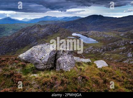 Gloyw Lyn et Carreg y saeth, les montagnes Rhinogydd (Rhinogs), Parc national de Snowdonia, Eryri, pays de Galles du Nord, Royaume-Uni, Europe Banque D'Images