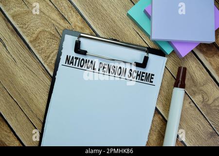 Concept de régime de pension national écrire sur les papiers isolés sur la table en bois. Banque D'Images