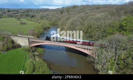 Bewdley, Worcestershire, Royaume-Uni, 13th avril 2022. La locomotive à vapeur du Great Western Railway 4079 récemment restaurée, 'Château de Pendennis', traverse le pont Victoria au-dessus de la rivière Severn lors de la journée de prévisualisation du gala de vapeur du printemps au Severn Valley Railway, Worcestershire. L'événement, l'un des plus importants du Royaume-Uni, se déroule du vendredi 14th au dimanche 16th avril et comprend huit locomotives à vapeur principales fonctionnant à un horaire intensif toute la journée, ainsi que des stands de souvenirs et d'autres attractions. Le château de Pendennis a récemment été restauré à l'état de fonctionnement complet de la ligne principale par la Great Western Society, Didcot Banque D'Images